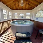 Paradise Found With Pool And Hot Tub Holiday home
