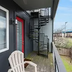 Chic Near Downtown Sleeps 14 *