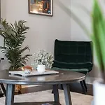 Holiday home Chic Near Downtown Sleeps 14 *