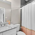 Chic Near Downtown Sleeps 14 Holiday home Nashville