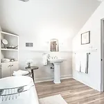 Belmont Blvd Bed & Breakfast 3*