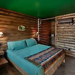 The Dive Motel And Swim Club