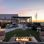Hilton Bna Airport Terminal 4*