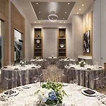 Hilton Bna Airport Terminal Hotel 4*