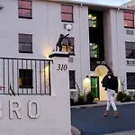 Sleeps 8 4 Stylish Sobro Suites Near Music Dining - By Avantstay