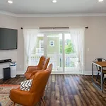 Cumberland Emerald - Walk To Dining Holiday home *