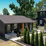 The Nomad: 4 1Brs 2 Studios 24-Guest Retreat