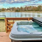 Holiday home 3br Lakefront In With Bbq & Hot Tub Nashville