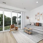 Sleeps 16 Two Side By Side Only 3 Miles Broadway Holiday home
