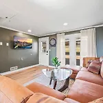 Cozy Ranch Retreat-large Deck & Yard-10 Mins To Downtown *