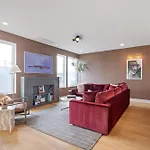 Holiday home The Chestnut - Brand New Rooftop Skyline Views *