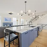 The Ashford - Brand New Gem Walk To Weho Holiday home *