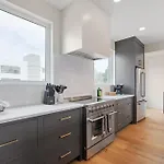The Chestnut - Brand New Rooftop Skyline Views Holiday home
