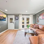 Cozy Ranch Retreat-large Deck & Yard-10 Mins To Downtown
