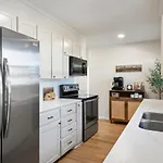 Cozy Ranch Retreat-large Deck & Yard-10 Mins To Downtown *