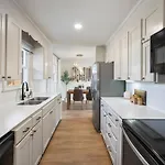 Cozy Ranch Retreat-large Deck & Yard-10 Mins To Downtown *