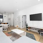 Sleeps 16 Two Side By Side Only 3 Miles Broadway Holiday home *