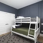 Sleeps 16 Two Side By Side Only 3 Miles Broadway