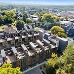 New Stylish Nash Townhouse W Hot Tub & Rooftop
