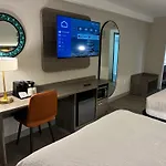 La Quinta Inn & Suites by Wyndham Nashville Airport/Opryland