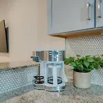 Holiday home Lofts At 30th - Modern Escape - Mins To Broadway *