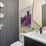 Showboat Vibes Murals Karaoke Stage Free Parking Holiday home Nashville