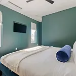 The Chestnut - Brand New Rooftop Skyline Views Holiday home