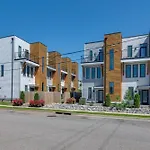 10M To Dt-Hottub/Pool Tb/Karaoke -Johnny Cash Hm