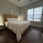 The Nash Luxe, Pool, Gym, Nightlife!