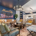 Holiday home The Broadway Lounge By Local