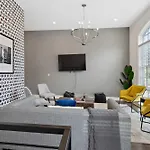 West End Oasis-New Building & Rooftop Views