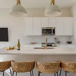 Minutes To Broadway Chic Newly Built 4Bdr W Balcony 98 Degrees By Avantstay