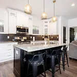 Broadway Breeze Escape Modern Nashville Comfort