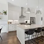 West End Oasis-New Building & Rooftop Views