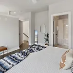 West End Oasis-New Building & Rooftop Views
