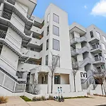 Modern 2 Bdr W River View Balcony Walk To Dt