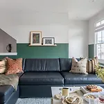 Sleeps 24 2 Homes Minutes To Downtownbroadway Faith Barbara By Avantstay