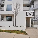 Modern 2 Bdr W River View Balcony Walk To Dt *