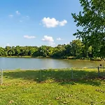 Holiday home 3br Lakefront In With Bbq & Hot Tub *