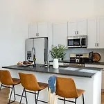 New Build Sleeps 12 2 Condos Modern Design Near Downtown Nashville