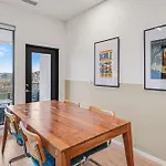 Modern 2 Bdr W River View Balcony Walk To Dt Holiday home Nashville