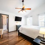Holiday home 3br Lakefront In With Bbq & Hot Tub *