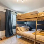 The Broadway Lounge By Local Holiday home *