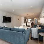 The Maddox By Local Holiday home *