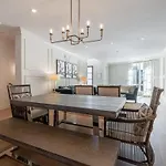 The Maddox By Local Holiday home *
