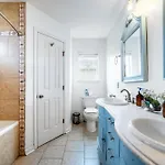 Holiday home 3br Lakefront In With Bbq & Hot Tub *