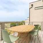 The Broadway Lounge By Local Holiday home *