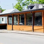 Stylish 4 Bed With Rooftop, Garage Near Hot Spots Less Than 5 Mins To Belmont, 10 Mins To Broadway, 24 Hour Hospitality Team, Perfect For Groups, Available For Long Term Rental