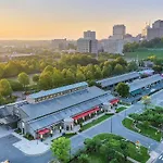 Gated Luxe Home With Rooftop, Bunk Room, & Parking, Sleeps 10 With King Suite, Queen Rooms & Custom Bunks, Gourmet Kitchen With Wine Fridge, Rooftop Patio, Dog Friendly, Dedicated Parking, Mins From Downtown And Broadway, 24 Hour Hospitality