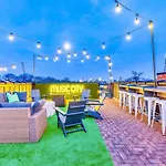 Skyline Views With Double Rooftop Deck & Game Room